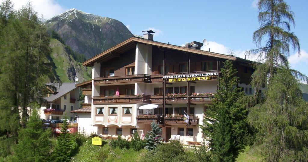 Hotel Garni Bergsonne Самнаун Екстериор снимка