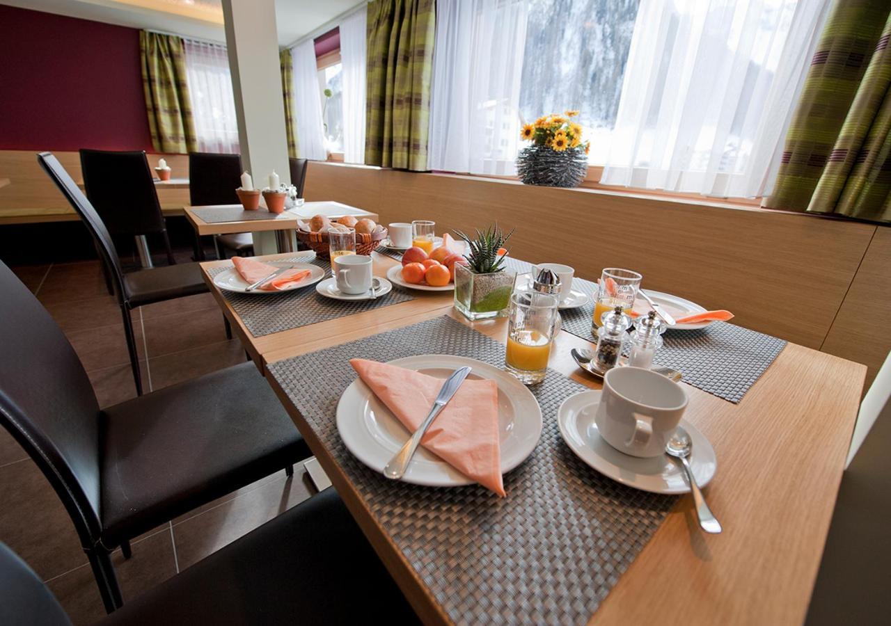 Hotel Garni Bergsonne Самнаун Екстериор снимка